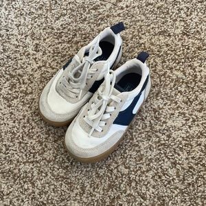 Toddler size 7 gap sneakers